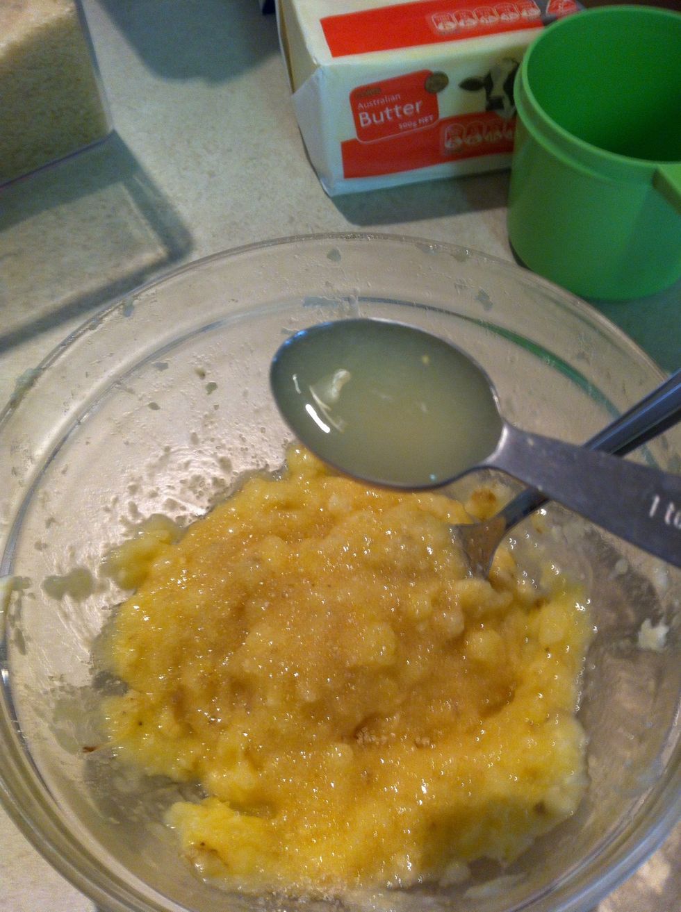 Sprinkle lemon juice on mashed bananas and sugar and set aside