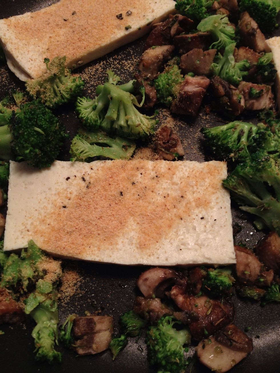 Sprinkle more garlic powder on The tofu. It will give it a yellow tint... Like your eating eggs but so much better...