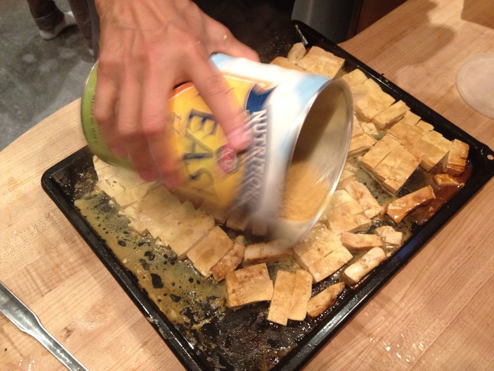 Sprinkle more yeast on the other side of the tofu.