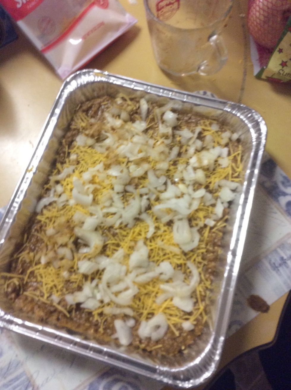 Sprinkle remaining onions and cheese over chili