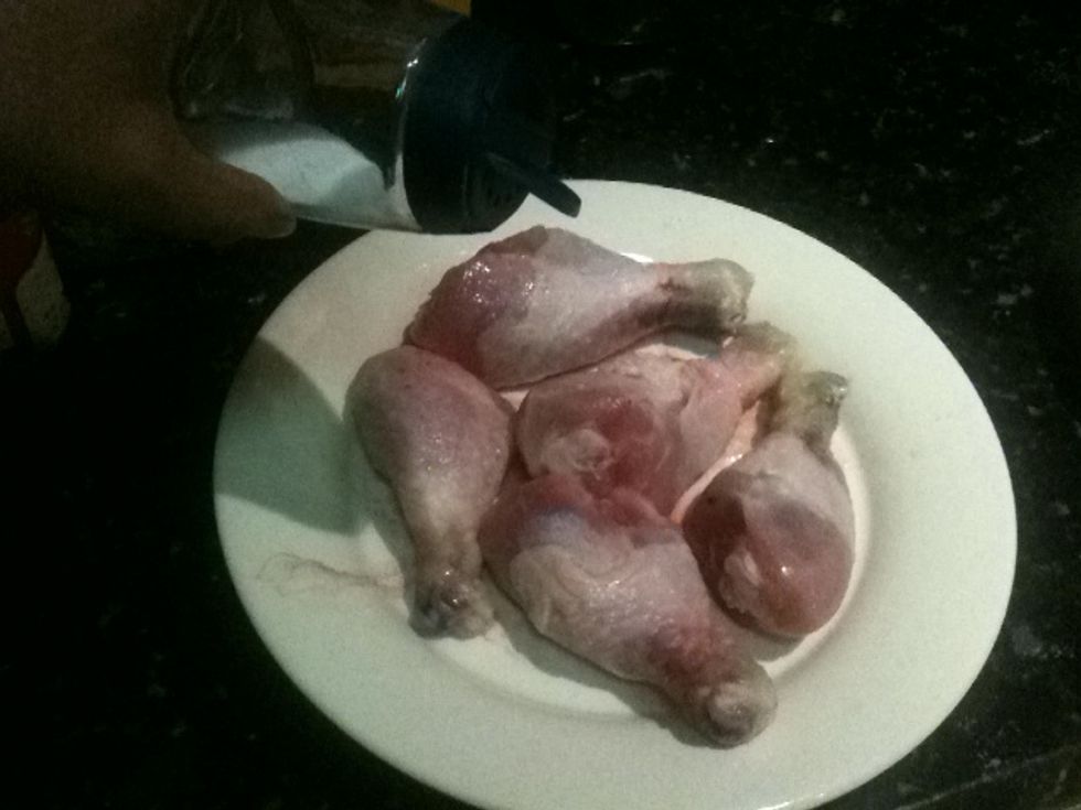 Sprinkle salt on the chicken drumsticks