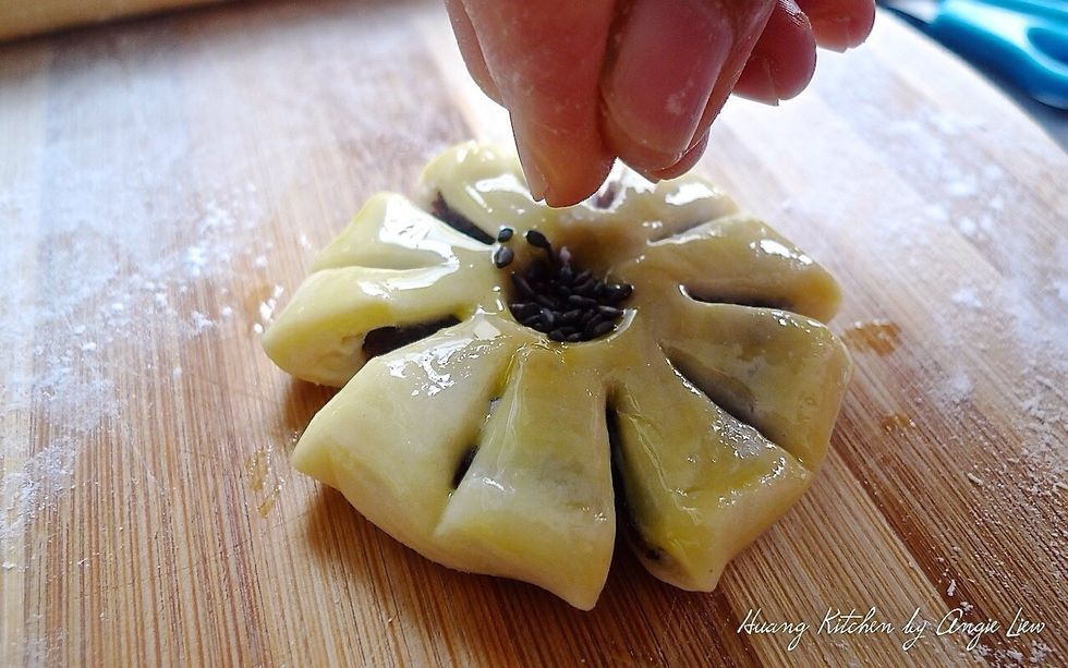 Sprinkle some black sesame seeds in the centre ( depression ). And what you is a pretty plum blossom mooncake!