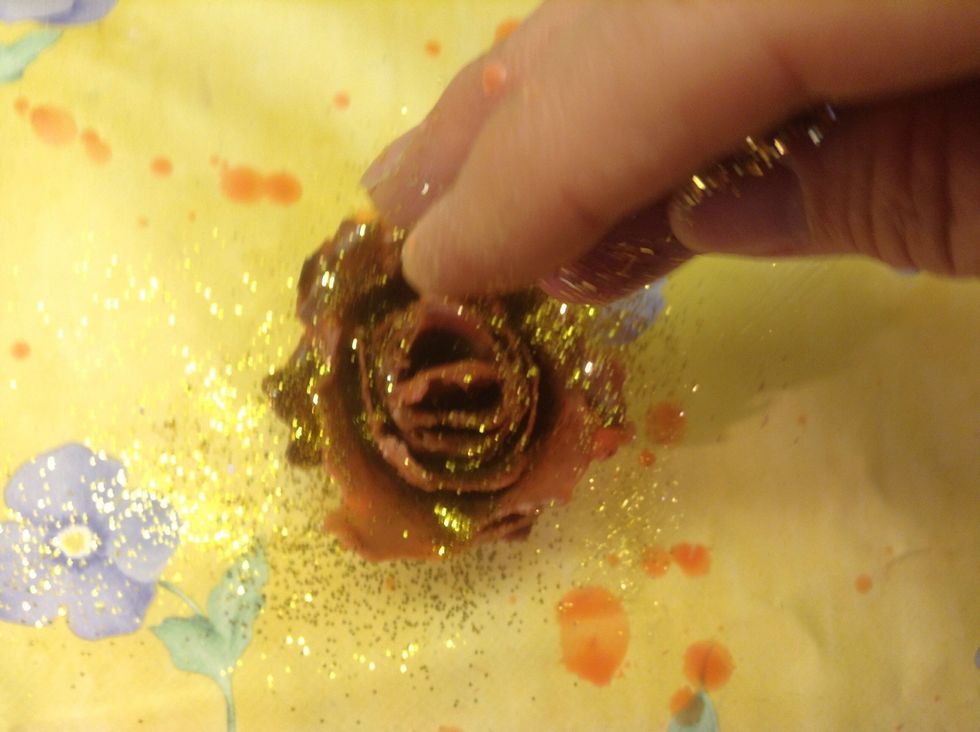 Sprinkle some glitter on top of the warm rose and let it cool down and stiffen.