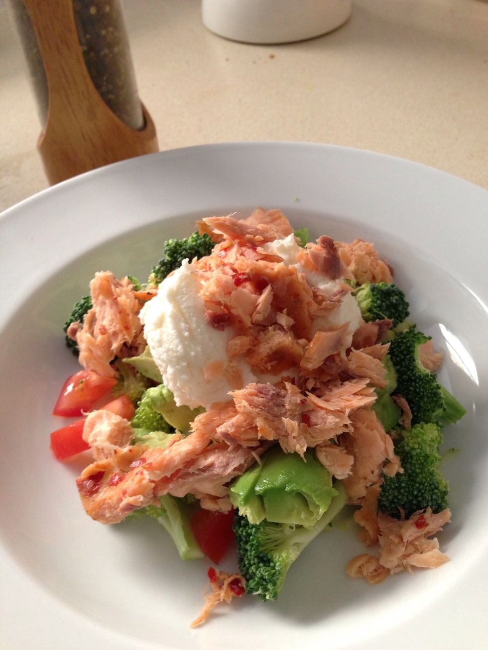 Sprinkle some pieces of hot smoked salmon on top (you can buy it already smoked at the supermarket when you grab your ingredients!), pepper & chilli to taste...