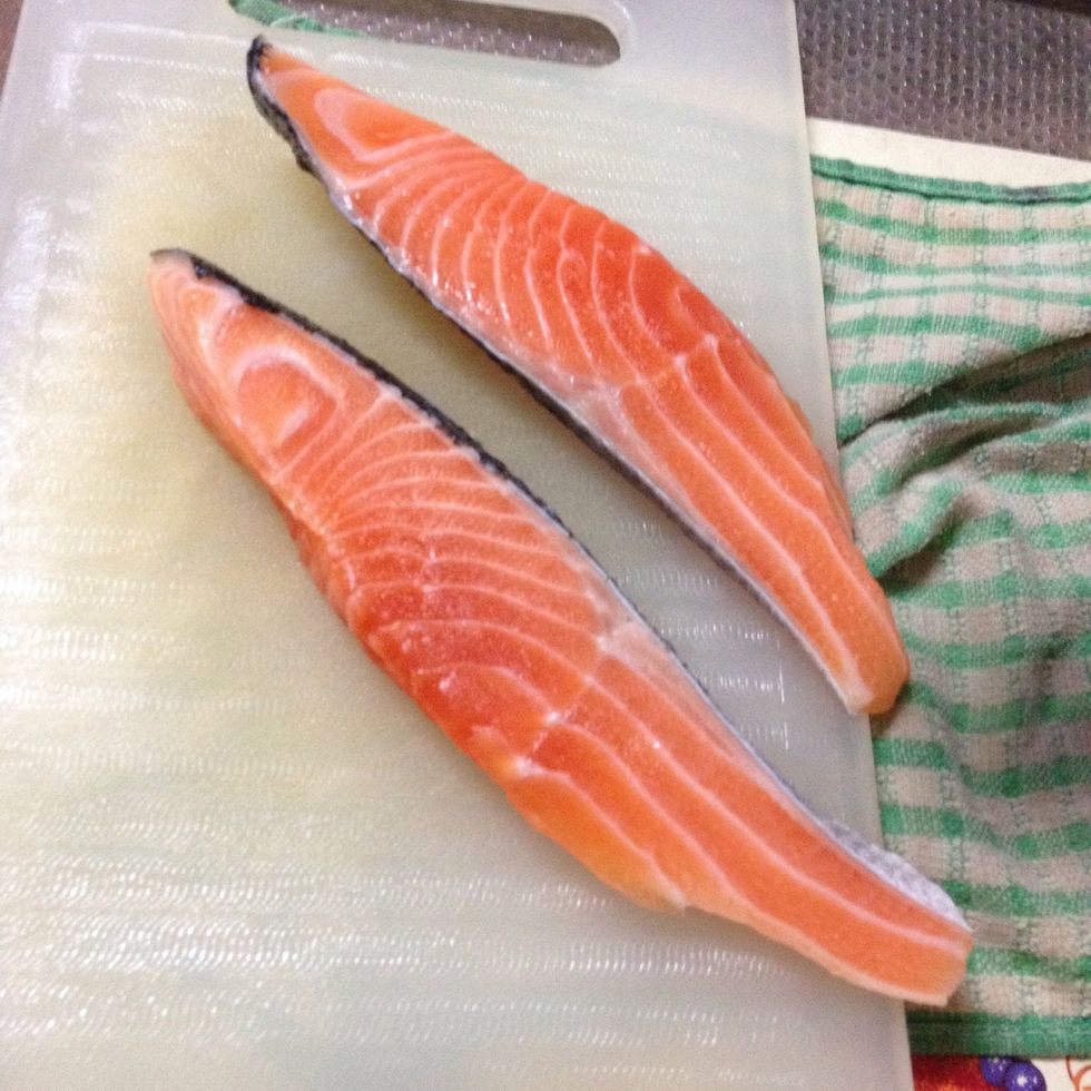 Sprinkle some salt on the slice of raw salmon. (Sprinkle salt on both sides).
