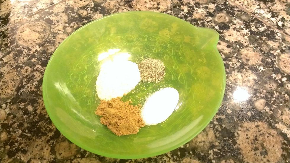 Sprinkle spices in the bowl with the vegetables