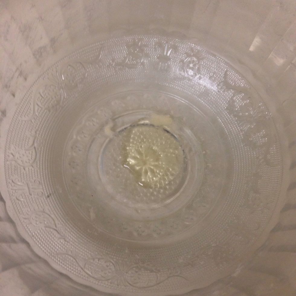 Sprinkle the bowl with oil