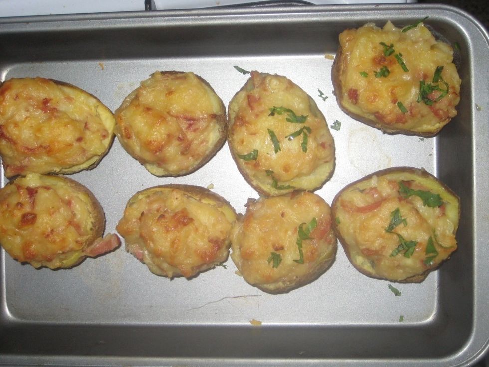 Sprinkle the chopped parsely to garnish and serve hot.