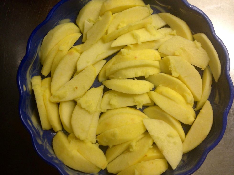 Sprinkle the ginger on top of the apples, that you have already sliced and put in a buttered oven pan.