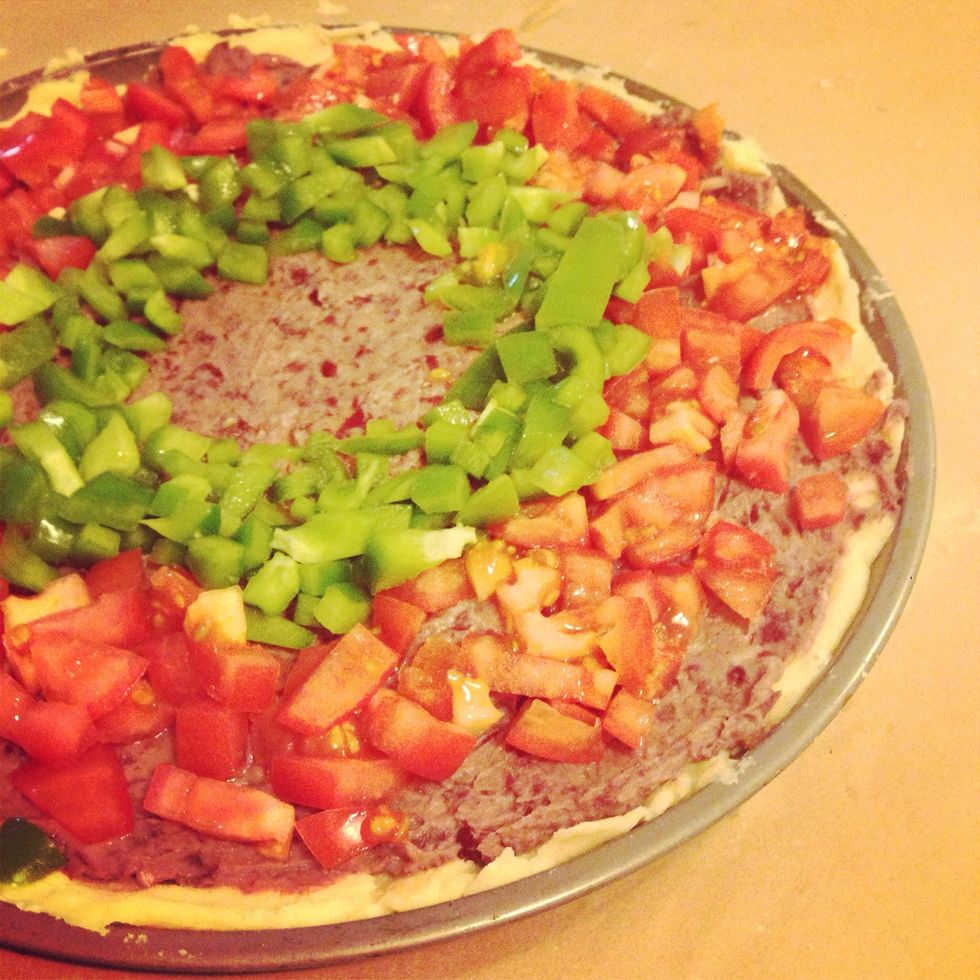Sprinkle the green capsicum as the next layer