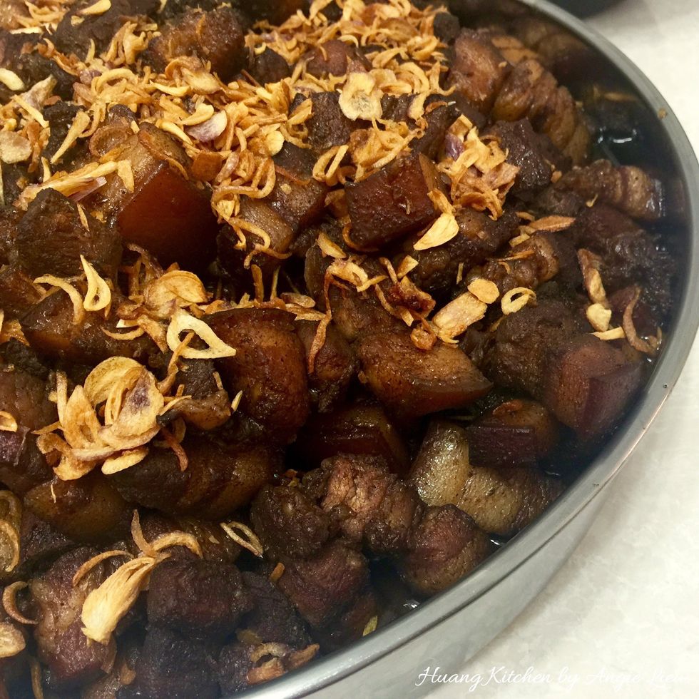 Sprinkle the marinated pork with some fried shallot and set aside.