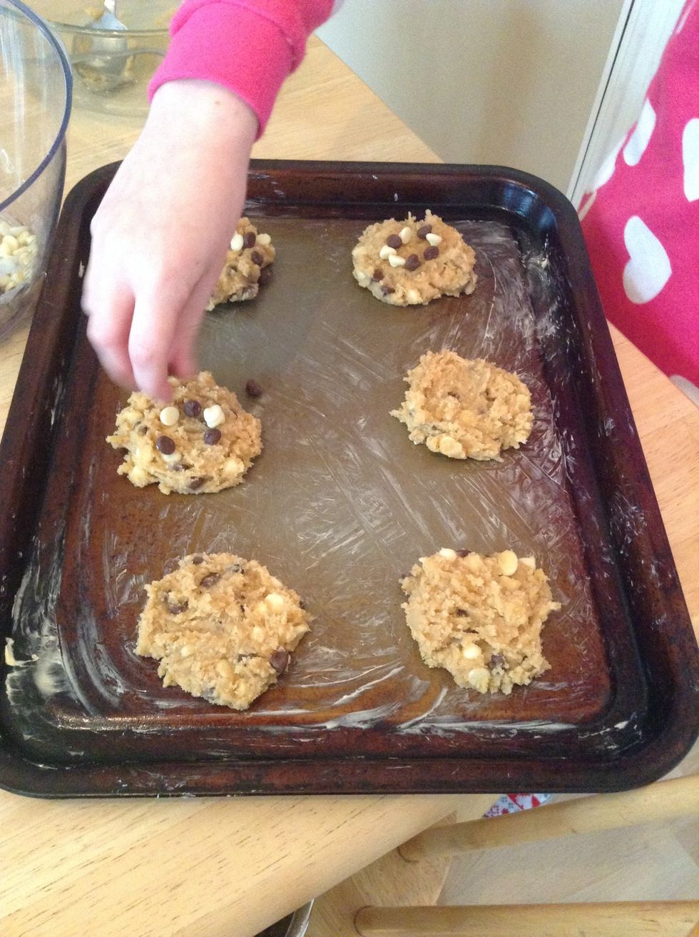 Sprinkle the remaining chocolate chips on top