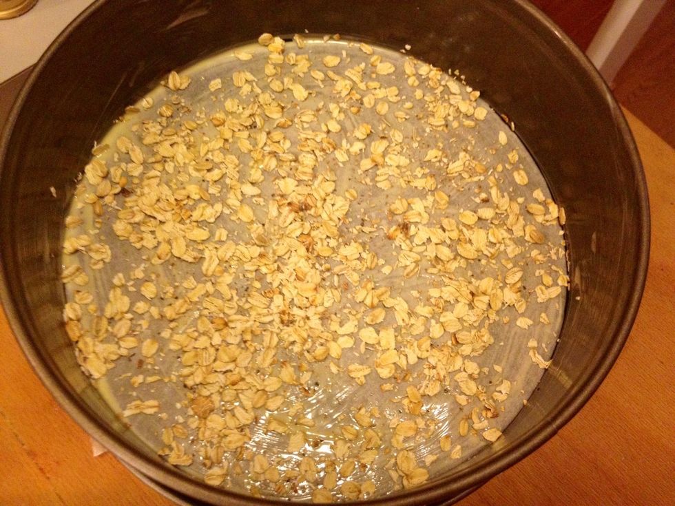 Sprinkle the remaining oats (50 ml) at the bottom of the pan.