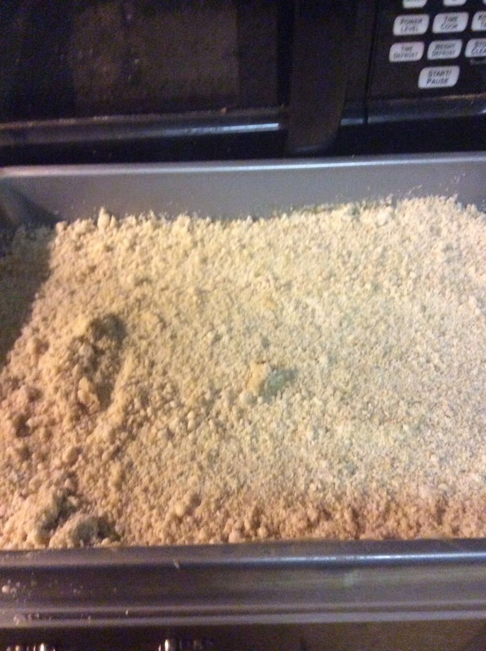 Sprinkle the reserved crumbs on top