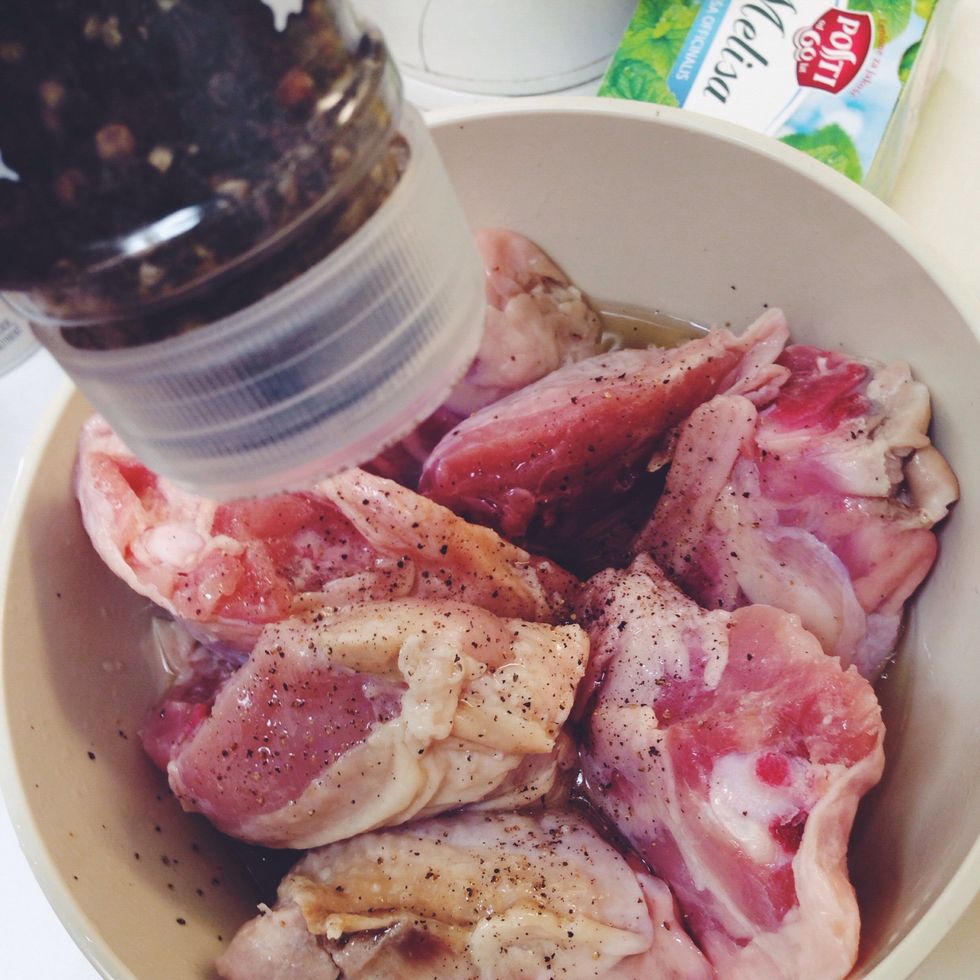 Sprinkle the thighs with the ground pepper.