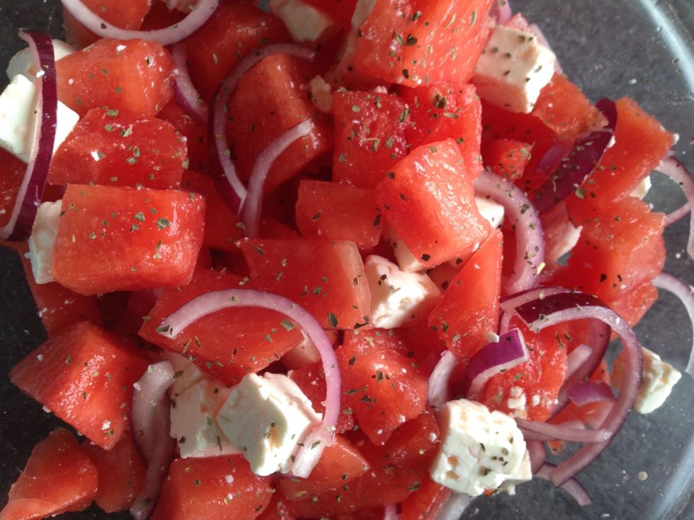 Sprinkle with basil. You can also use fresh basil, but unfortunately I didn't have any.