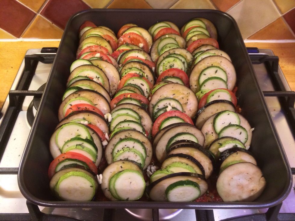 Sprinkle with olive oil, a chopped clove of garlic and some thyme leaves and season with salt and pepper.