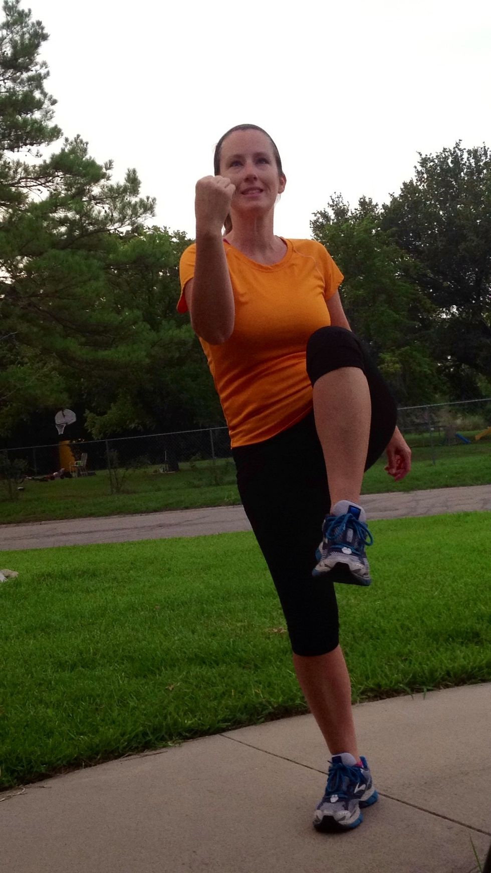 Squat down, touch heel, stand and raise other knee. That's one! Complete 10.