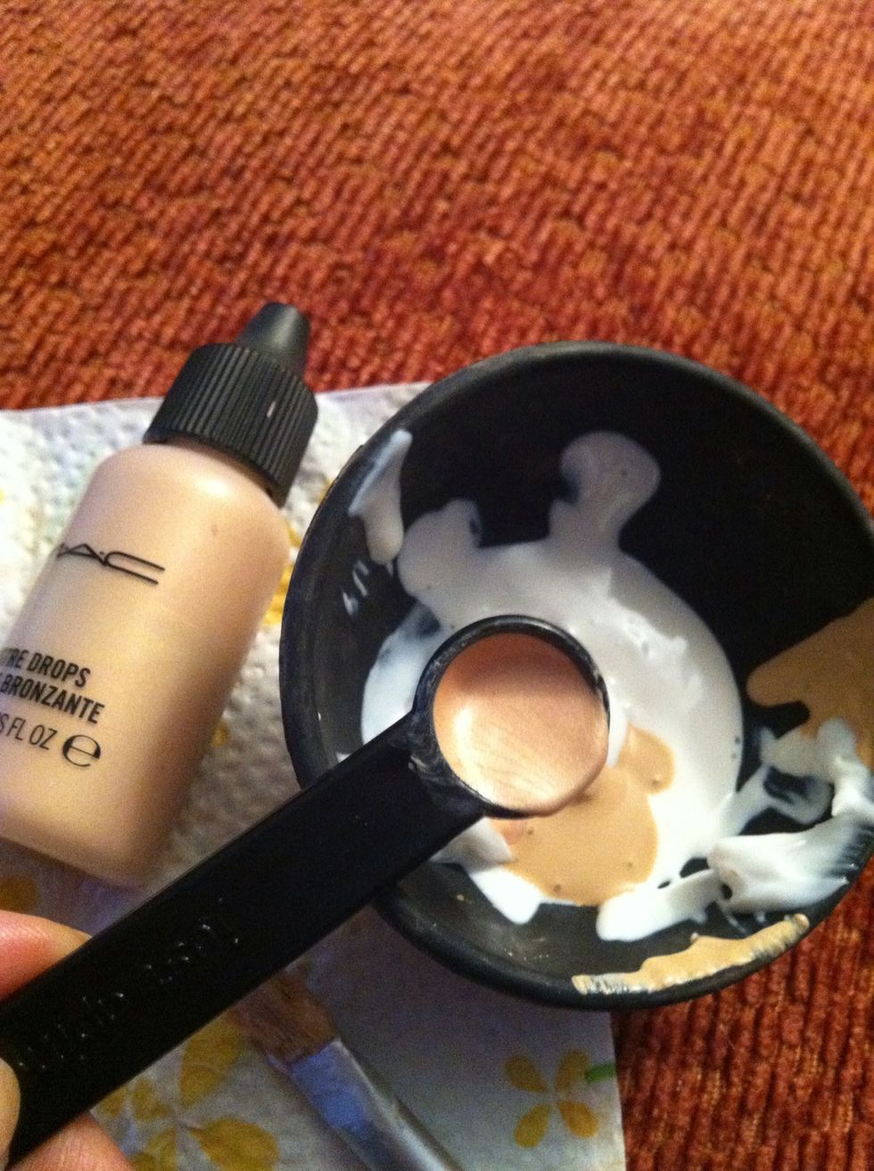 Squeeze 1/4 tsp of your MAC lustre and add it to your mixing bowl. Clean your spoon everytime you add another ingredients so you get the exact measurements.