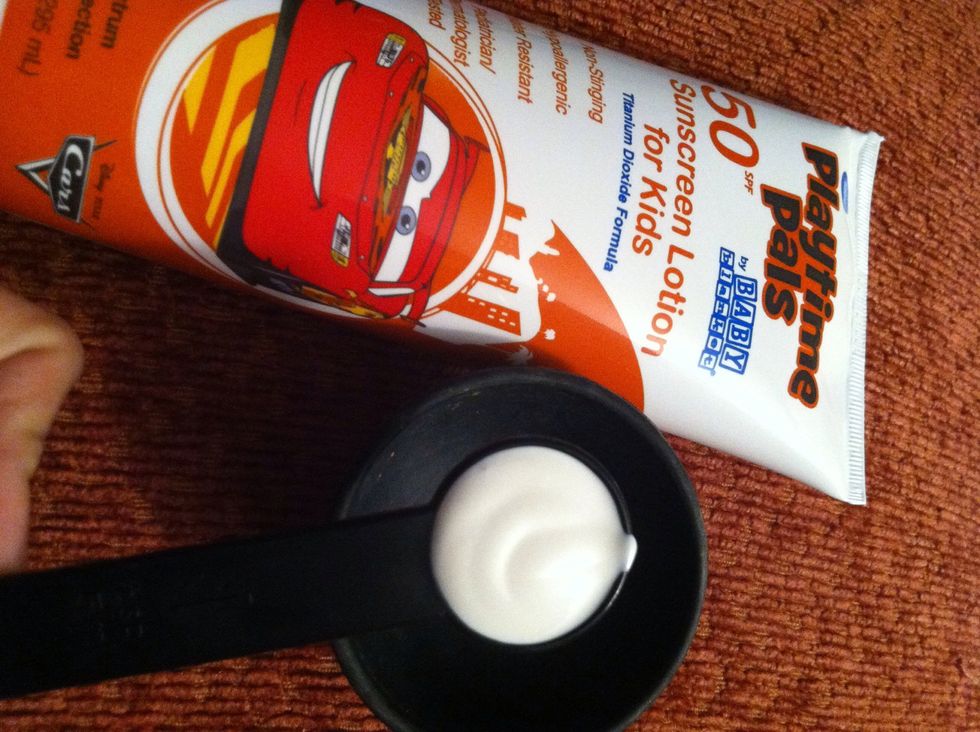 Squeeze 1 tsp of your sunscreen and add it to your mixing bowl.