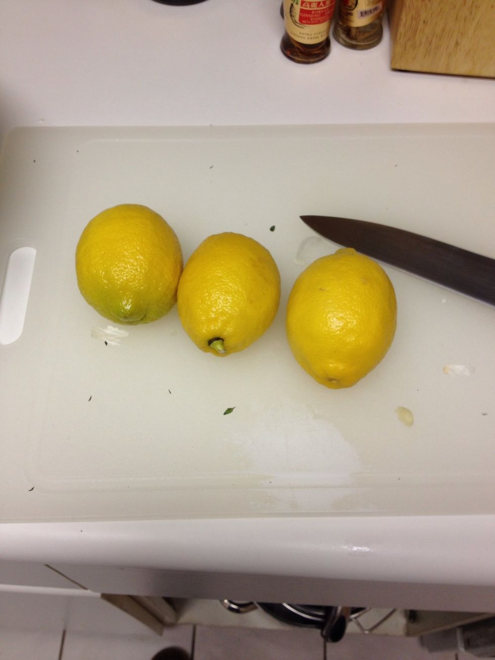 Squeeze 3 lemons to bowll (throw them inside bowl)