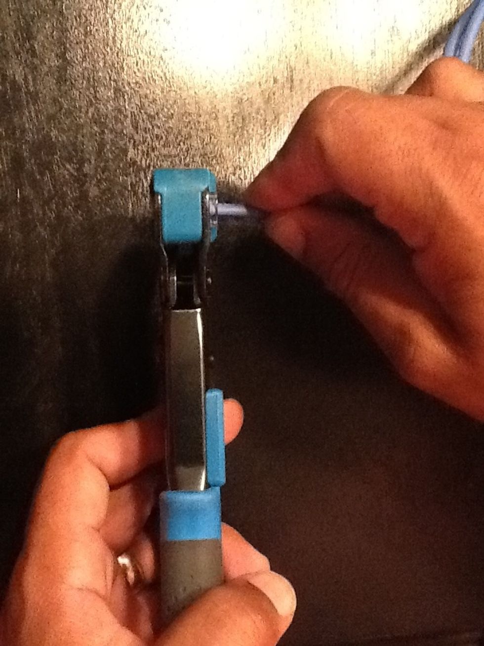 Squeeze crimp tool, to set the pairs into the mod plug.
