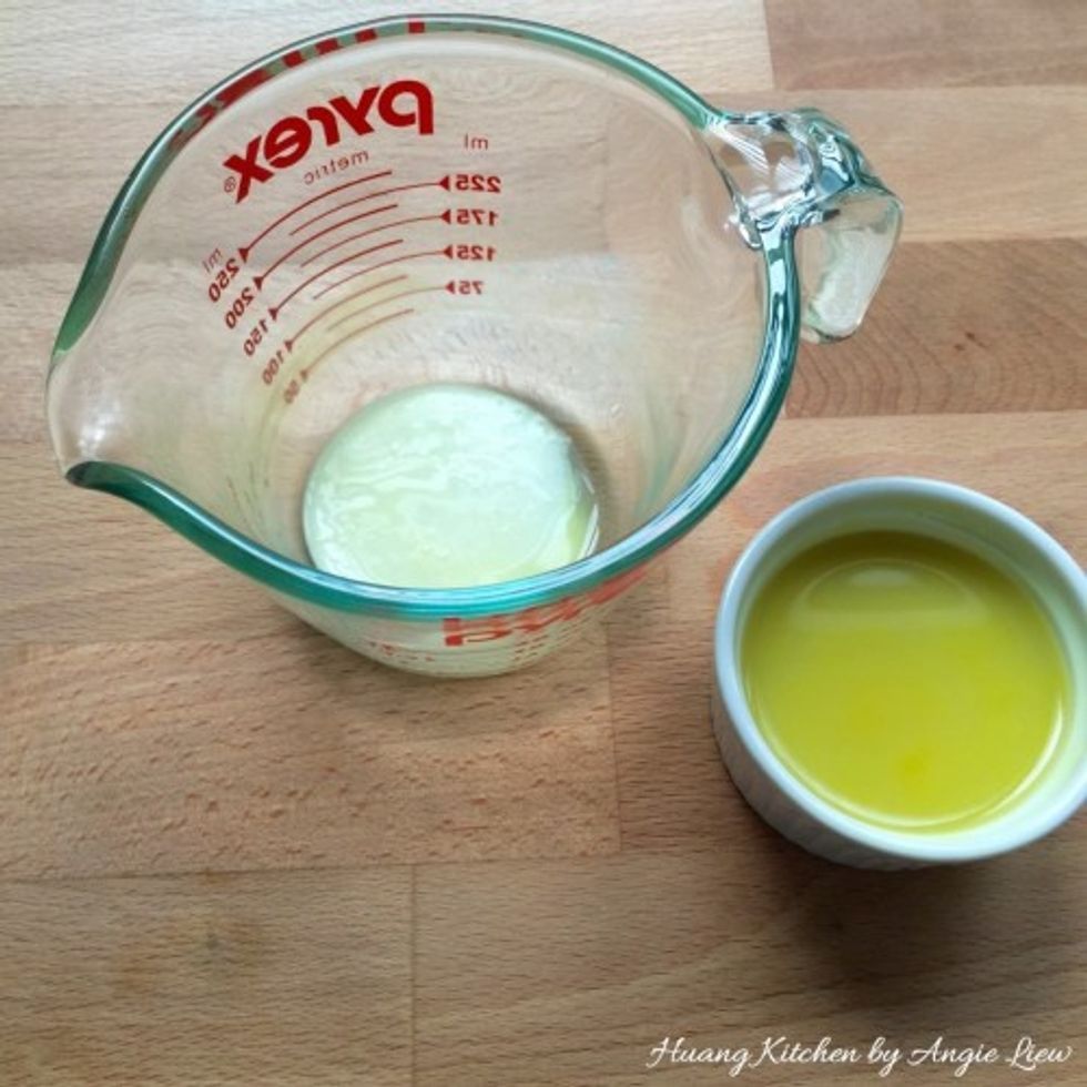 Squeeze extra ginger juice and let it settle. Scoop up the top of juice leaving behind the white powdery sediment at the bottom as it can make the pudding tastes tough.