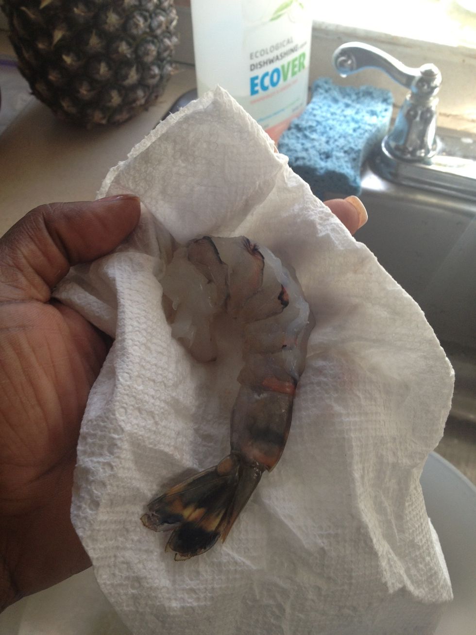 Squeeze (gently) water from prawns with paper towel