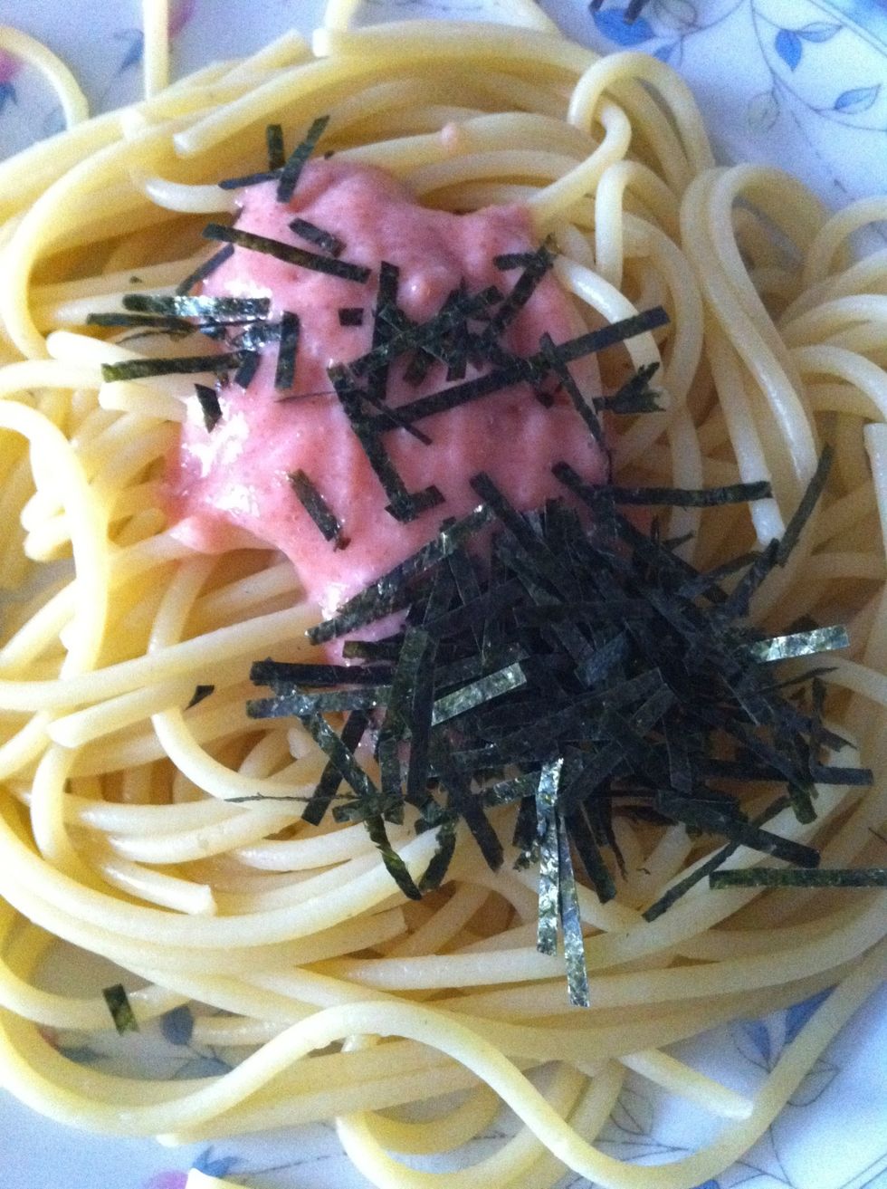 Squeeze out mentaiko Hokkaido butter sauce and sprinkle seaweed all over!!