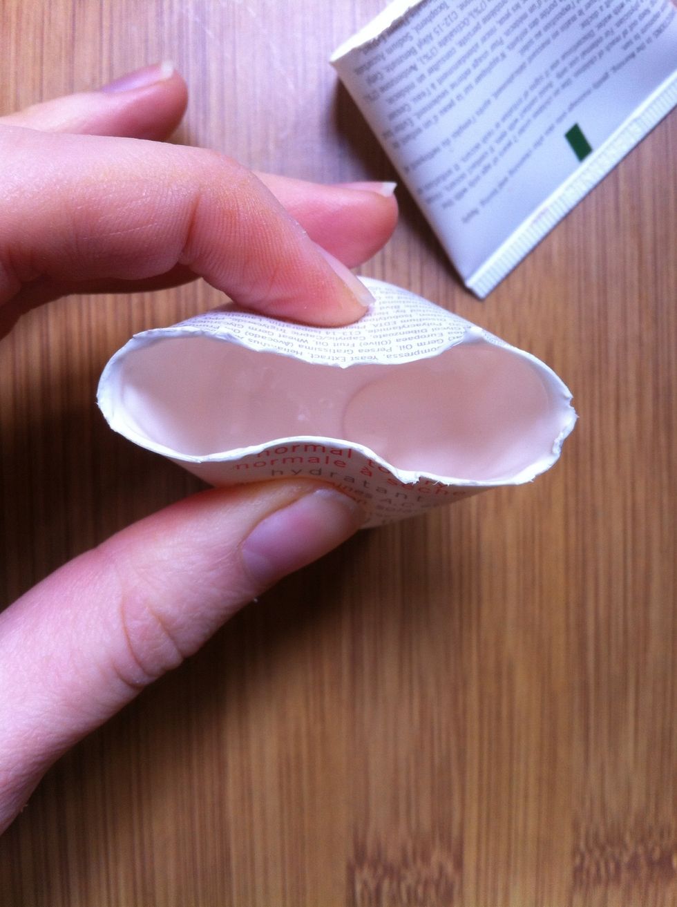 Squeeze the bottom half together like so (admire all the product you will be able to enjoy for a few more weeks).  The top should fit over the bottom part, but you might have to squeeze some more.