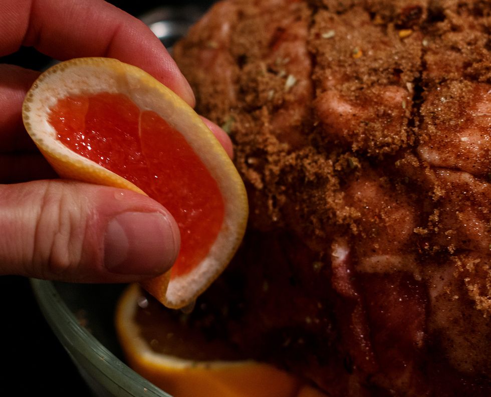 Squeeze the juice, from the ends of the citrus fruits, and add the beer into the baking dish.