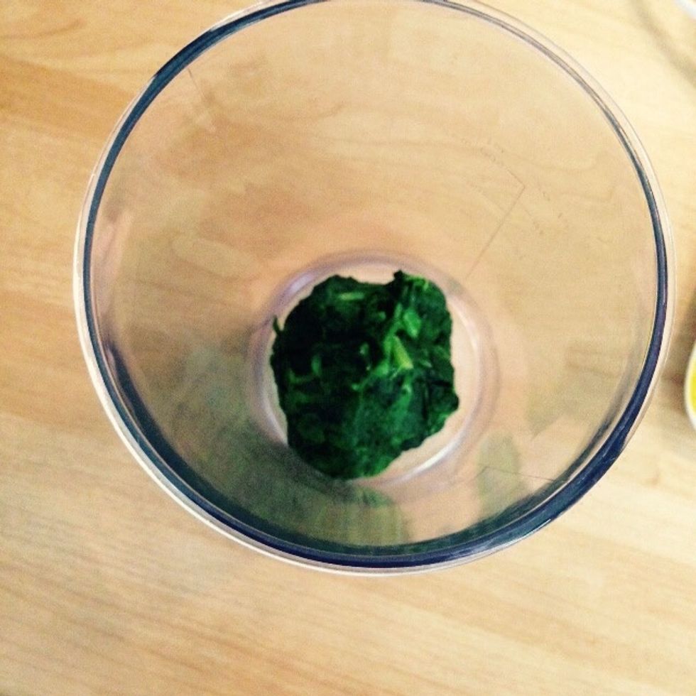 Squeeze your boiled spinach, and place them in a blender cup.