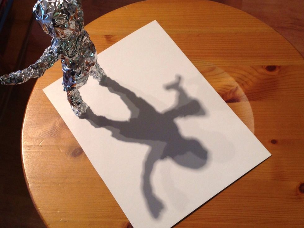 St\u00e4ll figuren s\u00e5 du f\u00e5r en bra skugga, detta kan du g\u00f6ra p\u00e5 tv\u00e5 s\u00e4tt.1 st\u00e4ll figuren n\u00e4ra en lampa.....