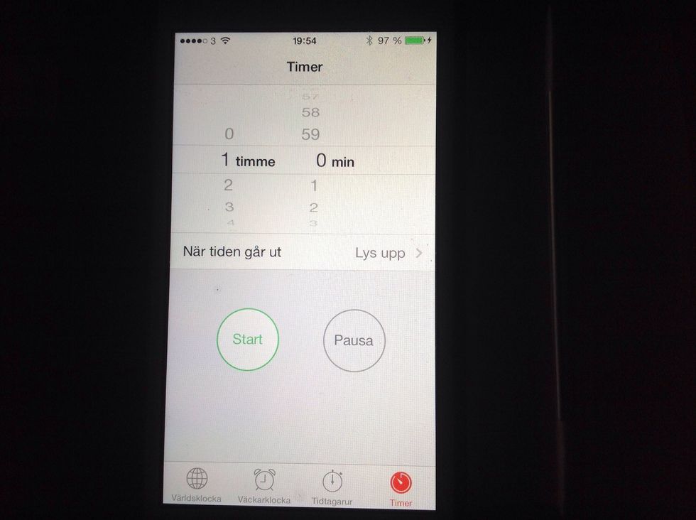 St\u00e4ll g\u00e4rna ett alarm s\u00e5 du kommer ih\u00e5g att plocka ut kn\u00e4ckebr\u00f6det ur ugnen n\u00e4r det \u00e4r f\u00e4rdigt.