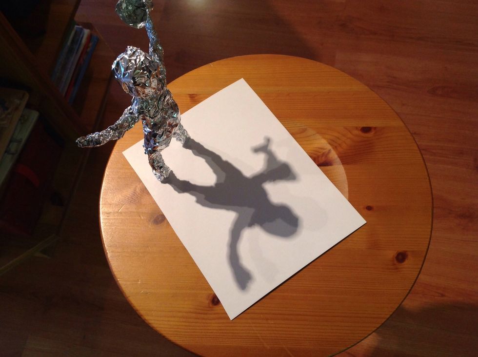 St\u00e4ll gubben s\u00e5 att du f\u00e5r en bra skugga, detta kan du g\u00f6ra p\u00e5 tv\u00e5 s\u00e4tt. 1. St\u00e4ll gubben n\u00e4ra en lampa......