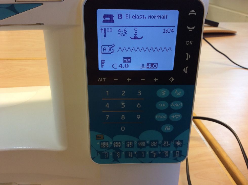 St\u00e4ll in din symaskin p\u00e5 sick-sack som \u00e4r nr. 4 p\u00e5 v\u00e5ra symaskiner. Kontrollera att inst\u00e4llningen ser ut s\u00e5h\u00e4r.