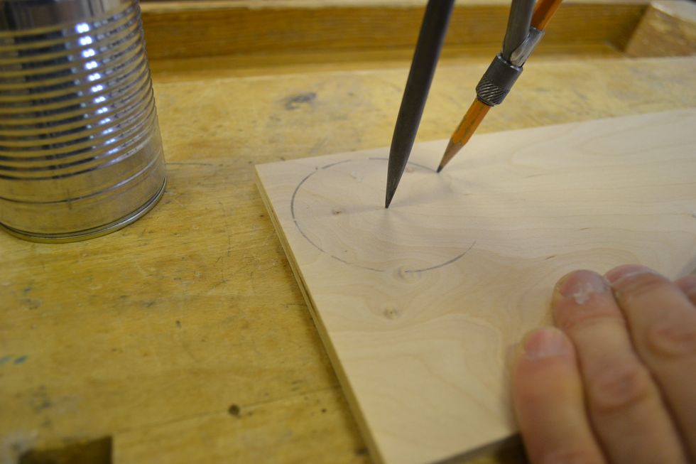 St\u00e4ll in en passare p\u00e5 halva innerm\u00e5ttet dvs radien. Rita ut i kanten p\u00e5 en plywood.