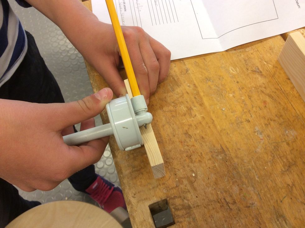 St\u00e4ll in ett strykm\u00e5tt p\u00e5 br\u00e4dans halva tjocklek.