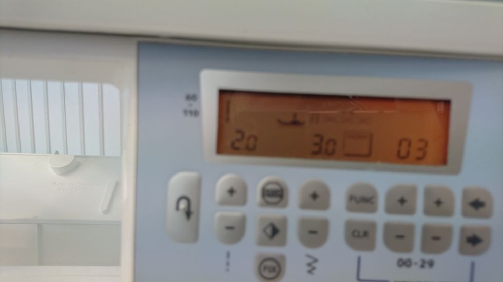 St\u00e4ll in maskinen p\u00e5 sicksack, 03 p\u00e5 den ljusbl\u00e5 maskinen och