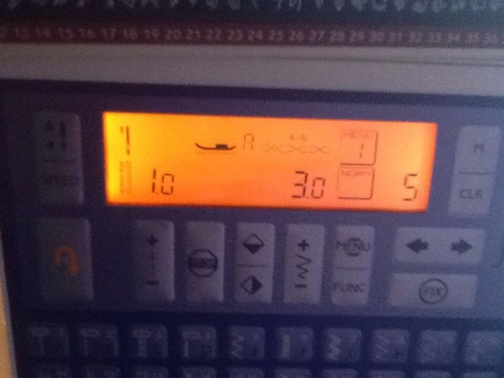 St\u00e4ll in maskinen p\u00e5 sicksack. Du ska nu korta stygnl\u00e4ngden f\u00f6r att sy t\u00e4t sicksack. tryck p\u00e5 minus knappen under ---- s\u00e5 \u00e4ndras stygnensl\u00e4ngd. st\u00e4ll den p\u00e5 1,0 eller 0,5.