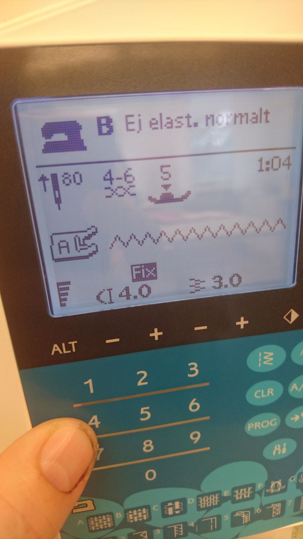 St\u00e4ll in maskinen p\u00e5 sicksack. Man sicksackar kanten f\u00f6r att tyget inte ska fransa sig.