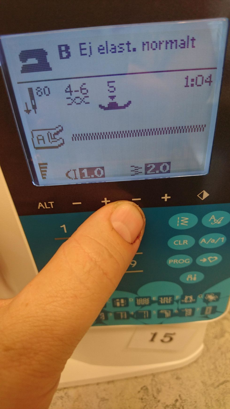 St\u00e4ll in maskinen p\u00e5 sicksack. \u00c4ndra s\u00e5 sicksacken blir t\u00e4t, 1,0 p\u00e5 stygnl\u00e4ngden och 2,0 p\u00e5 stygnh\u00f6jden.