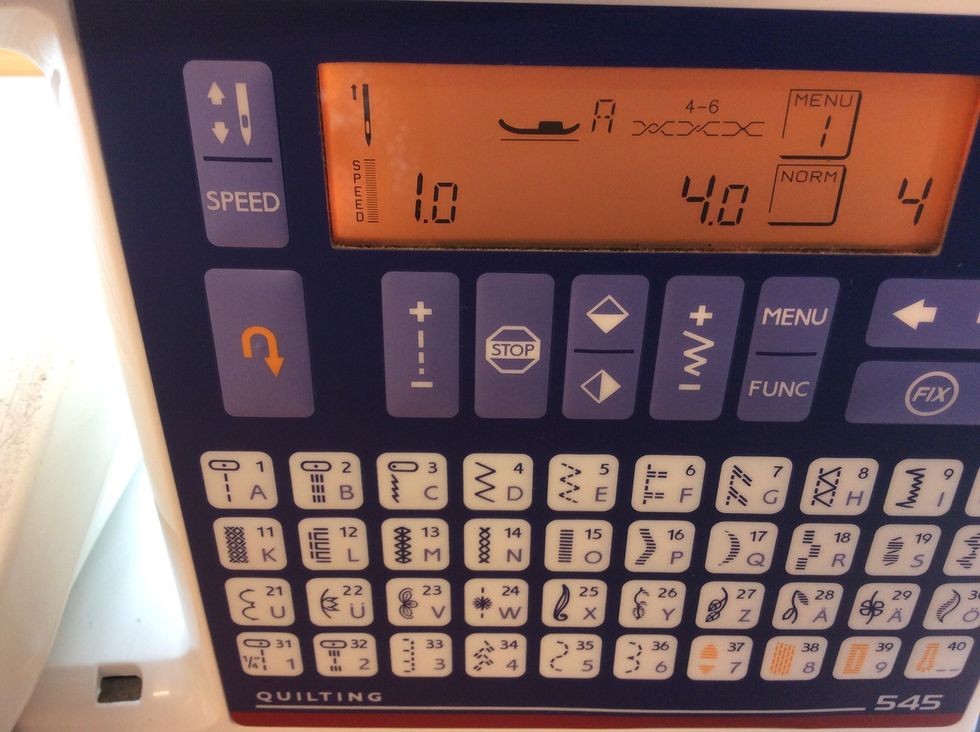 St\u00e4ll in maskinen p\u00e5 t\u00e4t sicksack. Det finns tv\u00e5 s\u00e4tt: Tryck p\u00e5 nr 4 och \u00e4ndra l\u00e4ngden till 1,0 och bredden till 4,0 (se bild) eller...