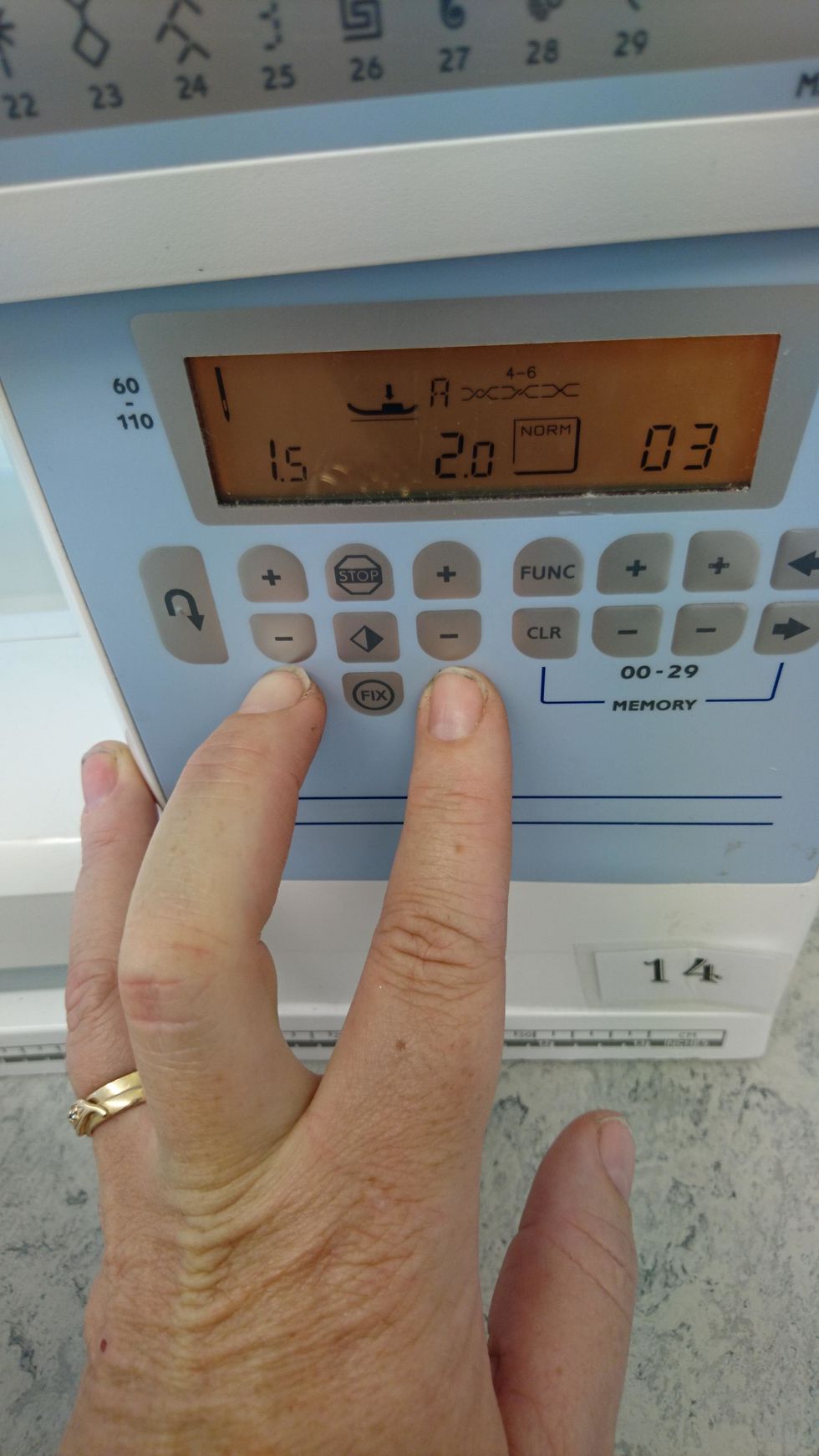 St\u00e4ll in maskinen p\u00e5 t\u00e4t sicksack. P\u00e5 de ljusbl\u00e5a maskinerna tryck f\u00f6rst 03 till h\u00f6ger sedan ska de st\u00e5 som p\u00e5 bilden.