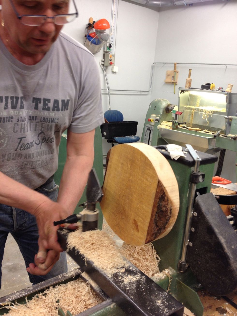 St\u00e4ll in nn snett p\u00e5 sidan av tr\u00e4stycket i h\u00f6jd med mitten och med cirka ett fingers avst\u00e5nd.