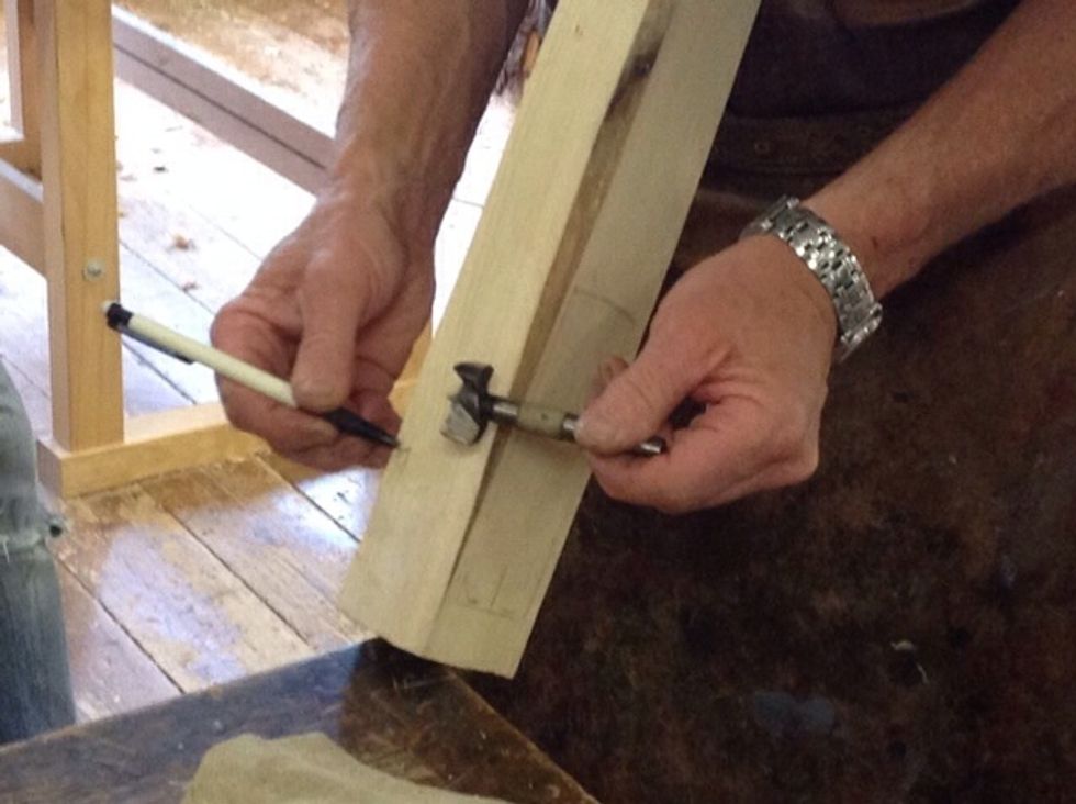 St\u00e4ll in pelarborrens reglage s\u00e5 att du har ca 7 mm kvar under borrens spets.