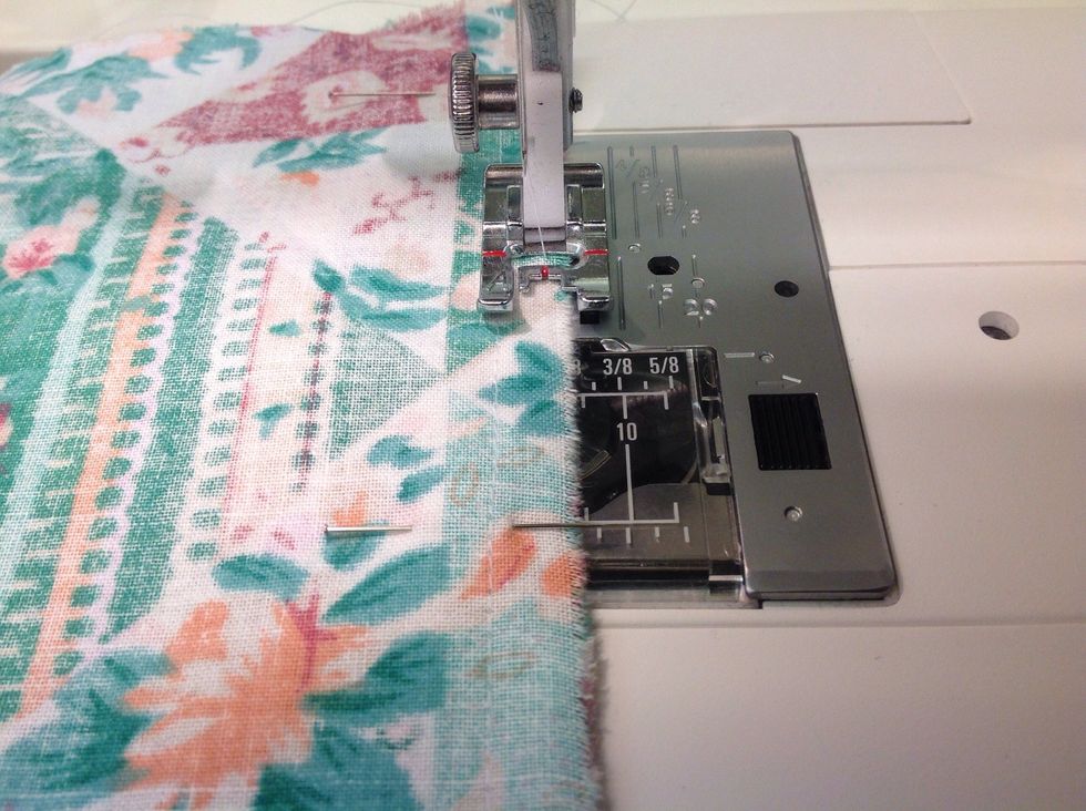 St\u00e4ll in sicksack. Nu ska den h\u00f6gra delen av pressarfoten ligga utanf\u00f6r tyget. Sy hela kanten ner.