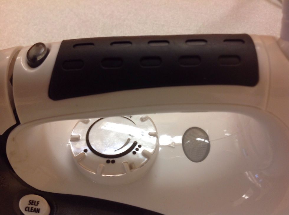 St\u00e4ll in strykj\u00e4rnet p\u00e5 den v\u00e4rme du ska ha. Tre prickar h\u00f6g v\u00e4rme, tv\u00e5 prickar medelvarmt och en prick svag v\u00e4rme.