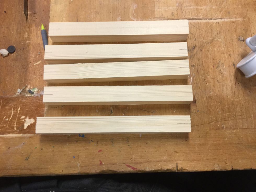 St\u00e4ll in strykm\u00e5ttet p\u00e5 1 cm och dra ett streck i \u00e4nden p\u00e5 alla bitarna, s\u00e5 som bilden visar.