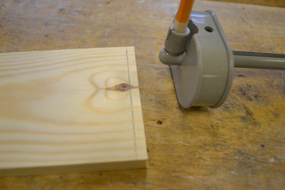 St\u00e4ll in strykm\u00e5ttet p\u00e5 halva tjockleken av br\u00e4dan och drag tv\u00e5 tunna streck l\u00e4ngs med b\u00e5da \u00e4ndar av de 2 l\u00e5nga br\u00e4dorna (totalt 4 streck).